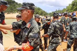 Nhân viên cứu hộ tại hiện trường vụ việc. (Nguồn: AP)