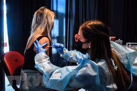 Tiêm vaccine ngừa COVID-19 tại Miami, Mỹ. (Ảnh: AFP/TTXVN)