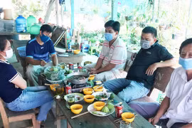 Nhóm người tụ tập ăn nhậu trong thời gian giãn cách xã hội bị bắt quả tang. (Ảnh: Báo An Giang)