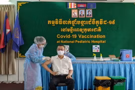 Đại sứ Việt Nam tại Campuchia Vũ Quang Minh tham gia tiêm vaccine AstraZeneca. (Ảnh: Nguyễn Hùng/Vietnam+)