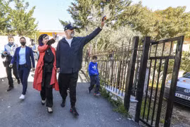 Thủ tướng Albania Edi Rama và vợ vẫy chào người ủng hộ. (Nguồn: AP)