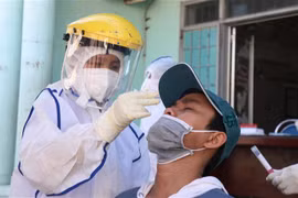 Lấy mẫu xét nghiệm cho người dân thành phố Tuy Hòa, tỉnh Phú Yên. (Ảnh: Phạm Cường/TTXVN)
