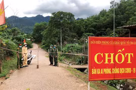 Các đơn vị chức năng duy trì lực lượng, thực hiện nhiệm vụ tại các chốt kiểm soát dịch bệnh trên địa bàn. (Ảnh: Võ Dung/TTXVN)