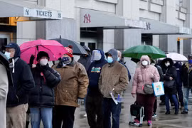 Người dân xếp hàng chờ lấy mẫu xét nghiệm COVID-19 tại New York, Mỹ. (Ảnh: AFP/TTXVN)