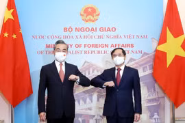Bộ trưởng Ngoại giao Bùi Thanh Sơn và Bộ trưởng Ngoại giao Trung Quốc Vương Nghị tại lễ đón. (Ảnh: Lâm Khánh/TTXVN)