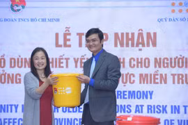 Bà Naomi Kitahara, Trưởng đại diện Quỹ Dân số Liên Hợp Quốc (UNFPA) tại Việt Nam bàn giao 3.704 bộ đồ dùng thiết yếu cho Bí thư Thường trực Trung ương Đoàn Bùi Quang Huy. (Nguồn: Doanthanhnien.vn)
