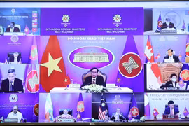 Bộ trưởng Bộ Ngoại giao Bùi Thanh Sơn phát biểu trực tuyến tại điểm cầu Hà Nội. (Ảnh: Phạm Kiên/TTXVN)