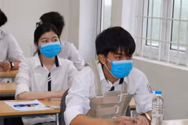 Mặc dù được đặc cách, lại thuộc diện được tuyển thẳng đại học nhưng thí sinh Nguyễn Thái Cường vẫn quyết tâm đến trường thi dù mới bị gãy cột sống và xương bàn tay phải. (Ảnh: Bích Huệ/TTXVN)