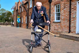 Sir Tom Moore nổi tiếng khắp thế giới như một tấm gương truyền cảm hứng. (Nguồn: Getty Images)