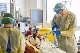 Nhân viên y tế điều trị cho bệnh nhân COVID-19 tại bệnh viện Klinikum Rechts der Isar ở Munich, Đức, ngày 25/1/2021. (Ảnh: AFP/TTXVN)