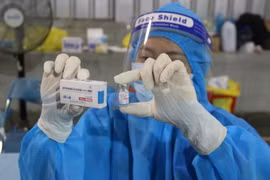 Tiêm vaccine phòng COVID-19 cho người già có hoàn cảnh neo đơn đang sinh sống tại Trung tâm Dưỡng lão Thị Nghè. (Ảnh: TTXVN phát)