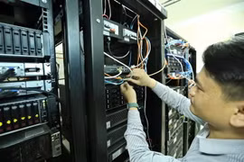 Nhân viên VNPT Bình Phước xử lý kỹ thuật tại phòng Tổng đài, hệ thống truyền dẫn. (Ảnh: Minh Quyết/TTXVN)