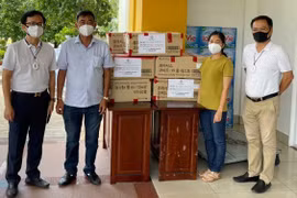 Đại diện Quỹ thiện nguyện Steve Bùi và Những người bạn trao tặng khẩu trang N95 cho TP.HCM. (Nguồn: ttbc-hcm.gov.vn)