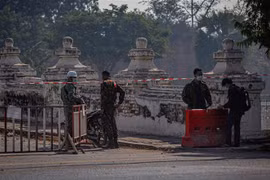 Binh sỹ gác tại một điểm kiểm soát ở Mandalay, Myanmar, ngày 2/2/2021. (Ảnh: AFP/TTXVN)