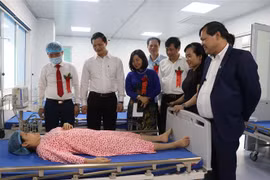 Các đại biểu tham quan cơ sở vật chất của bệnh viện thực hiện thụ tinh trong ống nghiệm và thăm hỏi bệnh nhân đầu tiên được thực hiện kỹ thuật này. (Ảnh: Thanh Thương/TTXVN)