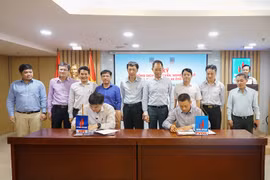 Lãnh đạo hai đơn vị thực hiện nghi thức ký kết hợp đồng. (Nguồn: PVOIL)
