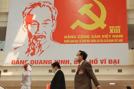 Hình ảnh Huy hiệu Đảng và Chủ tịch Hồ Chí Minh tại Đại hội đại biểu toàn quốc lần thứ XIII của Đảng. (Ảnh: TTXVN)