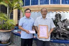 Ông Vương Văn Lợi trú tại thành phố Thuận An (Bình Dương) mang 200 triệu tiền phúng viếng theo di nguyện của mẹ mình bà Lê Thị Châu để ủng hộ Quỹ phòng, chống dịch COVID-19. (Ảnh: TTXVN phát)