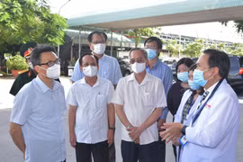 Phó Thủ tướng Vũ Đức Đam - Trưởng Ban Chỉ đạo quốc gia phòng chống COVID-19 (ngoài cùng bên trái) kiểm tra công tác phòng, chống dịch COVID-19 tại Bệnh viện Đa khoa Thanh Vũ Medic Bạc Liêu tại phường 3, thành phố Bạc Liêu. (Ảnh: Nhật Bình/TTXVN)