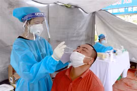 Xét nghiệm nhanh COVID-19. (Nguồn: TTXVN)