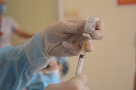 Cận cảnh lấy vaccine ngừa COVID-19. (Ảnh: Văn Dũng/TTXVN)