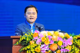 Ủy viên Ban Chấp hành Trung ương Đảng, Bí thư thứ nhất Ban Chấp hành Trung ương Đoàn Nguyễn Anh Tuấn báo cáo các hoạt động kỷ niệm 90 năm Ngày thành lập Đoàn Thanh niên Cộng sản Hồ Chí Minh. (Ảnh: Minh Đức/TTXVN)