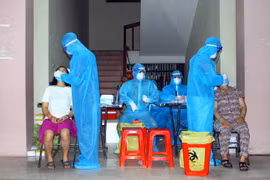 Lấy mẫu xét nghiệm SARS-CoV-2. (Ảnh: TTXVN)