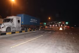 Xe qua chốt kiểm soát ra vào cao tốc Hà Nội-Hải Phòng tại thị trấn Gia Lộc, huyện Gia Lộc, tỉnh Hải Dương. (Ảnh: Mạnh Minh/TTXVN)