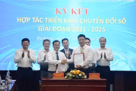 Lễ ký kết Biên bản ghi nhớ hợp tác về triển khai chuyển đổi số tại thành phố Đà Nẵng giữa Sở Thông tin và Truyền thông Đà Nẵng và Cục Tin học hóa-Bộ Thông tin và Truyền thông. (Ảnh: Văn Dũng/TTXVN)