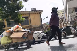 Người lao động làm việc trong thời tiết nắng nóng. (Ảnh: Thanh Tùng/TTXVN)