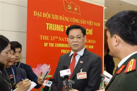 Ông Huỳnh Tấn Việt (Đoàn đại biểu Đảng bộ Khối các cơ quan Trung ương) trả lời phỏng vấn của phóng viên các cơ quan thông tấn, báo chí. (Ảnh: TTXVN)