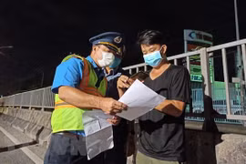 Lực lượng chức năng hướng dẫn tạo 'luồng xanh' cho các phương tiện vận tải. (Nguồn: TTXVN)