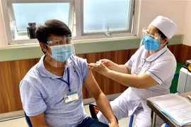 Tiêm vaccine đợt 5, mũi 2 cho cán bộ, viên chức các sở, ban, ngành tỉnh An Giang. (Ảnh: Thanh Sang/TTXVN)