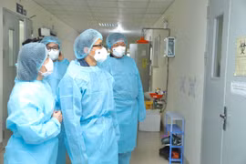 Phó Thủ tướng Vũ Đức Đam và các đại biểu thăm khu làm xét nghiệm COVID-19 tại CDC Hà Nội. (Ảnh: Minh Quyết/TTXVN)