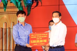 Lãnh đạo thành phố Hải Phòng tiếp nhận tiền ủng hộ của các doanh nghiệp cho Quỹ hỗ trợ mua vaccine phòng dịch COVID-19. (Ảnh: An Đăng/TTXVN)