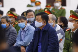 Bị cáo Đinh La Thăng cùng đồng phạm tại phiên xét xử. (Ảnh: Doãn Tấn/TTXVN)