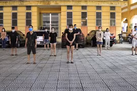 Các đối tượng tại Cơ quan công an tỉnh Bắc Ninh. (Ảnh: Thanh Thương/TTXVN)