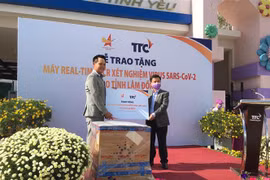 Lãnh đạo tỉnh Lâm Đồng tiếp nhận máy xét nghiệm virus SARS-CoV-2. (Ảnh: Đặng Tuấn/TTXVN)