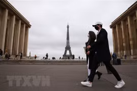 Khu vực Tháp Eiffel ở thủ đô Paris, Pháp. (Ảnh: THX/TTXVN)