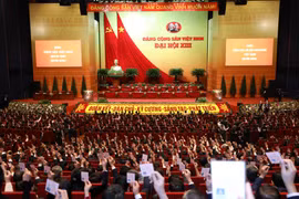 Các đại biểu biểu quyết thông qua Chương trình phiên họp trù bị. (Ảnh: TTXVN)