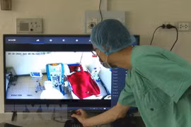 Theo dõi bệnh nhân qua hệ thống camera. (Ảnh: Tường Vi/TTXVN)