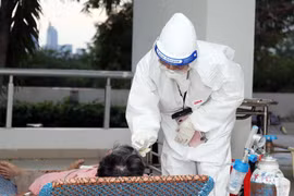 Những chiến sỹ áo trắng trong cuộc chiến chống dịch ở Thành phố Hồ Chí Minh. (Nguồn: TTXVN)