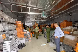 Lực lượng chức năng phát hiện kho hàng rộng hơn 500m2 chưa hàng chục nghìn sản phẩm túi nhái thương hiệu nổi tiếng. (Nguồn: Congthuong.vn)