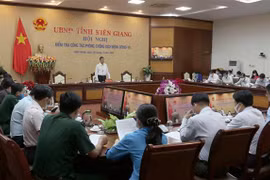 UBND tỉnh Kiên Giang họp khẩn triển khai công tác truy vết, truy tìm những người nhập trái phép vào địa bàn thành phố Phú Quốc. (Ảnh: Lê Sen/TTXVN)