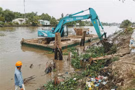 Trang thiết bị thi công kè chống sạt lở sông Ô Môn qua địa bàn huyện Thới Lai, thành phố Cần Thơ. (Ảnh: Thanh Liêm/TTXVN)