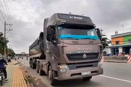 Chiếc xe ben cán chết người rồi bỏ chạy, bị người dân chặn lại. (Ảnh: TTXVN phát)