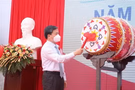 Đánh trống khai giảng năm học mới. (Ảnh: Huỳnh Phúc Hậu/TTXVN)