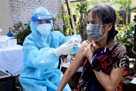 Tiêm vaccine cho người dân trong khu phong tỏa tại khu phố 6, phường Linh Trung, thành phố Thủ Đức, Thành phố Hồ Chí Minh. (Ảnh: Thành Chung/TTXVN)