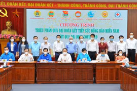 Thường trực Ban Bí thư Võ Văn Thưởng chứng kiến Lễ ký kế hoạch phối hợp thực hiện Chương trình hỗ trợ 'Triệu phần quà đại đoàn kết tiếp sức đồng bào miền Nam vượt qua đại dịch COVID-19.' (Ảnh: Minh Đức/TTXVN)
