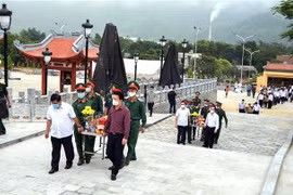 Lãnh đạo các bộ, ngành Trung ương và tỉnh Hà Giang tiễn đưa hài cốt các liệt sỹ về an nghỉ tại Nghĩa trang Liệt sỹ Quốc gia Vị Xuyên. (Ảnh: Minh Tâm/TTXVN)